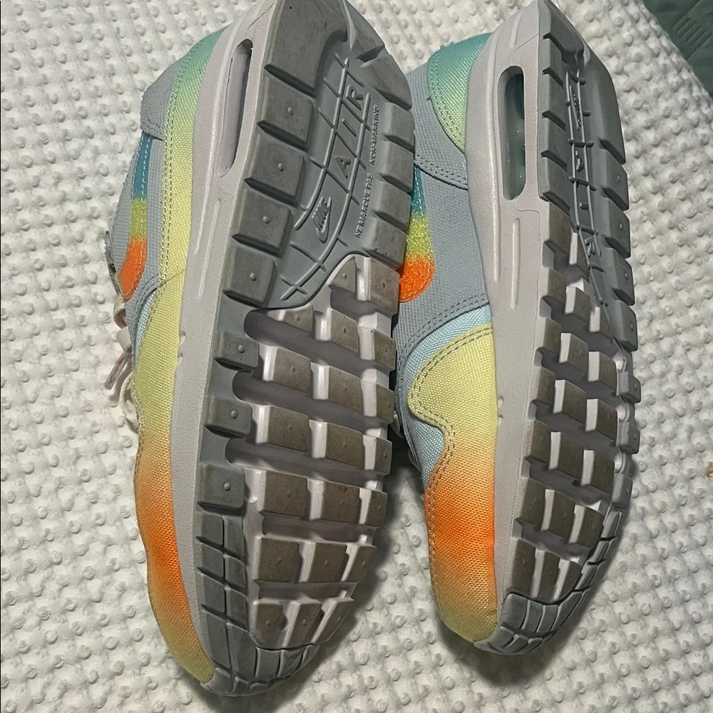 Nike Air Max women’s 8 / kids 6.5 with Orange and Blue Accents - Picture 5 of 5